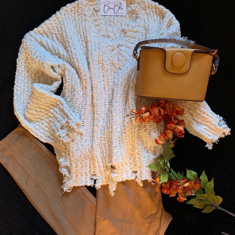 🌺 1 Left Small 🌺Ivory Frayed Relaxed Fit Sweater - Picture 3 of 4